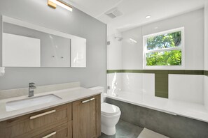 Douche, sèche-cheveux, serviettes fournies, savon