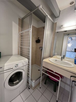 Bathroom - Holiday house for 5  persons, residence LES MARINES, at only 250m from the sea of Portiagnes plage (PORTIRAGNES)