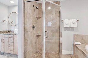 Dusche, Haartrockner, Handtücher