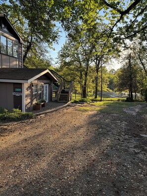 المنطقة المحيطة بالمنشأة