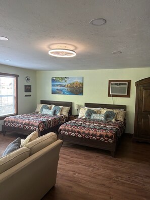 Tabla de planchar con plancha, wifi gratis, ropa de cama