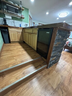 Réfrigérateur, micro-ondes, plaque de cuisson, cafetière/bouilloire