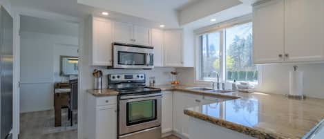Refrigerador, microondas, horno, placa de cocina
