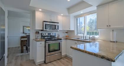 Family Home across the beach/Location/ Hot tub/ Paddle board/ Badminton net