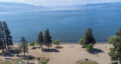 Family Home across the beach/Location/ Hot tub/ Paddle board/ Badminton net