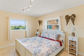 2 bedrooms, desk, WiFi, bed sheets