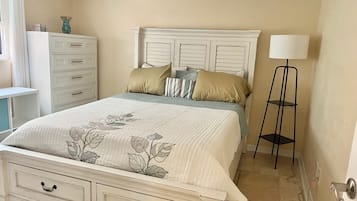 2 bedrooms, desk, WiFi, bed sheets