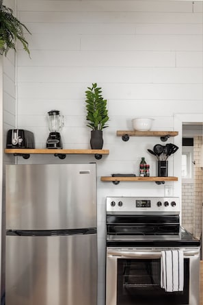Réfrigérateur, four à micro-ondes, un four, surface de cuisson