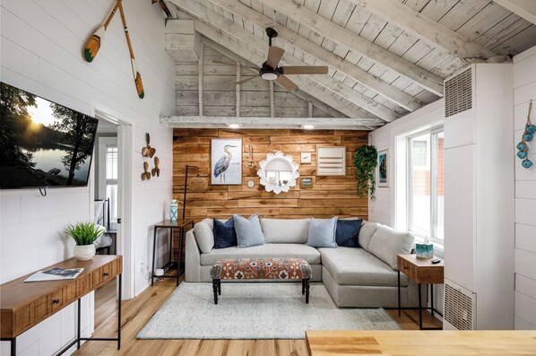 TV connectée, cheminée, baby-foot, livres