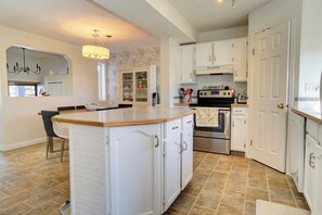 Fridge, oven, stovetop, dishwasher