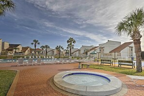 Property grounds - Walk to Beach & Dining! PCB Condo w/ Patio & Pool (Panama City Beach)