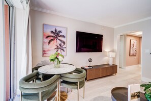 Dining - Coconut Grove Beauty! 1/1 Bayview Condo w/ Free Parking (Miami)