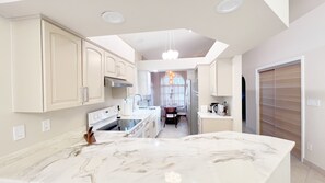 Refrigerador, microondas, horno, placa de cocina
