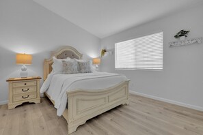 2 slaapkamers, een bureau, een strijkplank/strijkijzer, gratis wifi