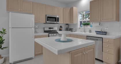 Spacious 2BD/2.5BA in the Heart of Hillcrest!