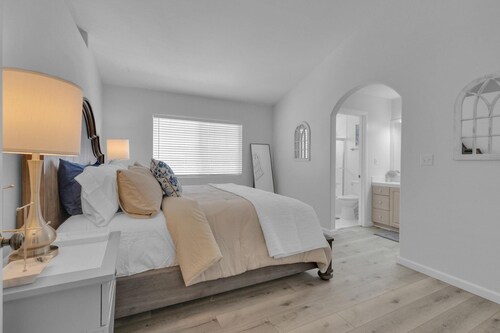 Spacious 2BD/2.5BA in the Heart of Hillcrest!