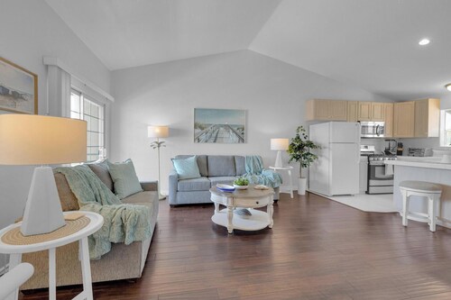 Bright, Spacious 2BD/2BA in the Heart of Hillcrest