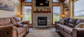 Lazy Bear Cabin- Mountain Views, on the way to Yellowstone, Newly constructed Cabin