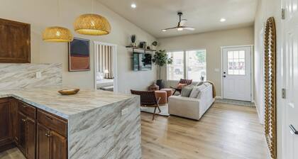 Desert Bliss - Stylish Kennewick 2-bed Home