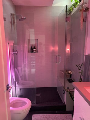 Hårføner, håndklær, såpe og toalettpapir