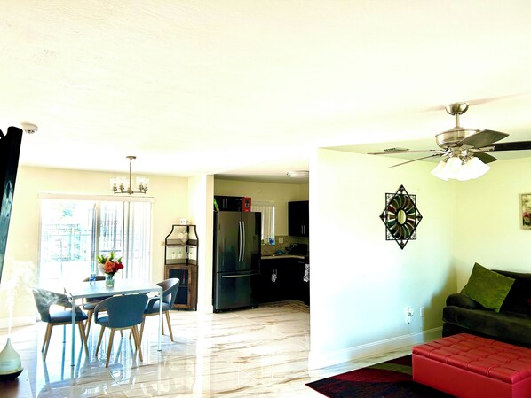 Living area - Miami Pool house Oasis (Miami Gardens)
