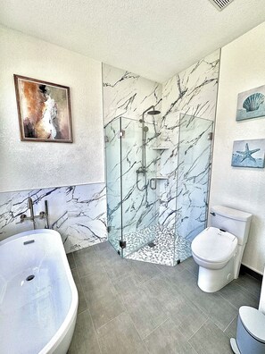Bruser, hårtørrer, bidet, håndklæder