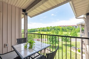 Outdoor dining - 1BR ~ Elevator Accessible ~ Center Of Branson ~ FREE TICKETS INCLUDED! (RL8-11A) (Branson)
