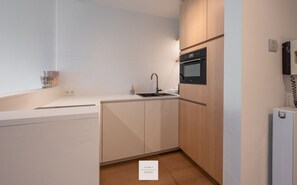 Geladeira, micro-ondas, fogão, lava-louças