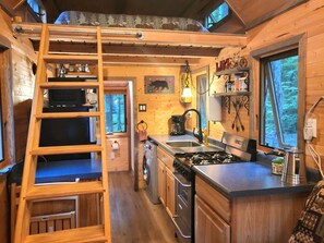 Réfrigérateur, four à micro-ondes, un four, surface de cuisson