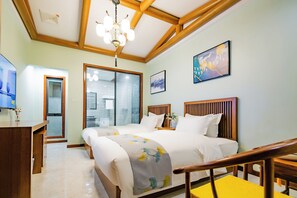 غرف�ة كلاسيكية بسريرين منفصلين | مكتب ومساحة عمل للكمبيوتر المحمول وواي فاي مجانًا وملاءات أسرّة