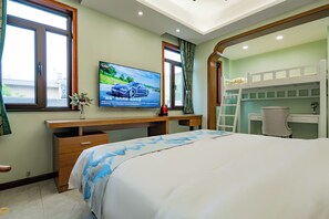 经典三人房 | 办公桌、笔记本电脑工作区、免费 WiFi、床单