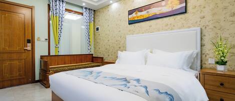 Een bureau, een laptopwerkplek, gratis wifi, beddengoed