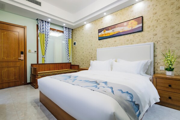 مكتب ومساحة عمل للكمبيوتر المحمول وواي فاي مجانًا وملاءات أسرّة