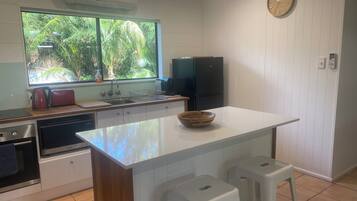 冰箱、微波炉、烤箱、炉灶