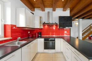 Frigorífico, horno, placa de cocina y lavavajillas