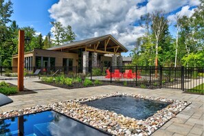 Pool - NEW !! Verbier Chelsea 204 | Shuttle to Ski Resort | Tremblant Living (Mont-Tremblant)