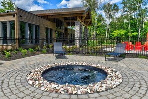 Outdoor spa tub - NEW !! Verbier Chelsea 204 | Shuttle to Ski Resort | Tremblant Living (Mont-Tremblant)