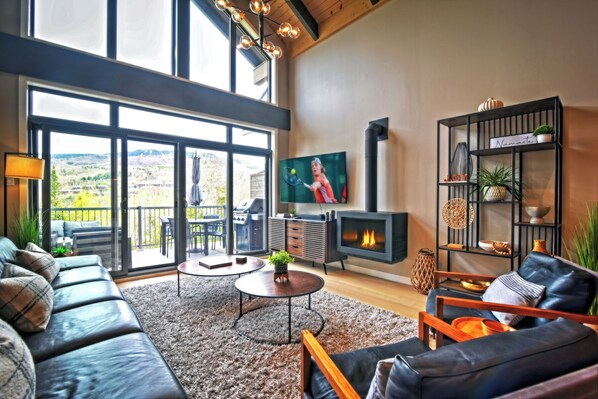 TV - NEW !! Verbier Chelsea 204 | Shuttle to Ski Resort | Tremblant Living (Mont-Tremblant)