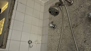 Secador de cabelo, toalhas de banho, sabonete, shampoo