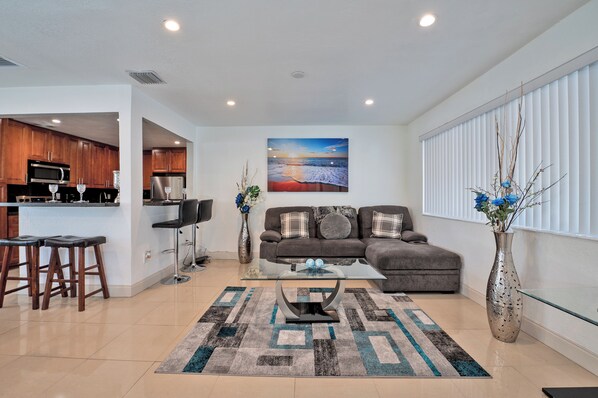 Living area - This luxurious 3 bedrooms 2 bathrooms, Jacuzzi pool (Miramar)