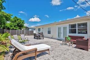 Outdoor dining - This luxurious 3 bedrooms 2 bathrooms, Jacuzzi pool (Miramar)