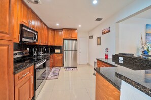 Private kitchen - This luxurious 3 bedrooms 2 bathrooms, Jacuzzi pool (Miramar)