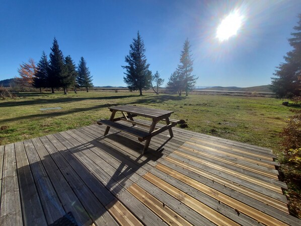 Outdoor dining - Les Jonquilles - Apartment for 8 people with garden and 3 bedrooms (Besse-et-Saint-Anastaise)