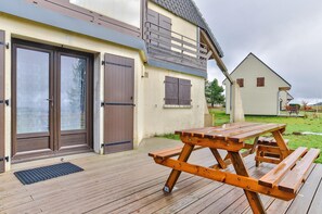 Outdoor dining - Les Jonquilles - Apartment for 8 people with garden and 3 bedrooms (Besse-et-Saint-Anastaise)