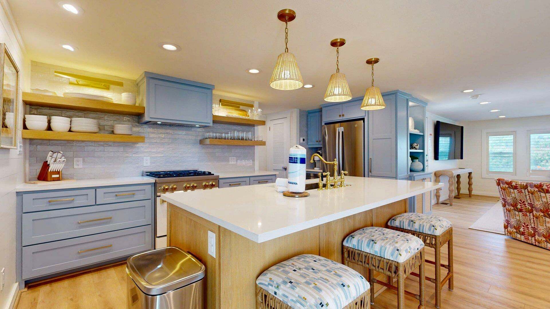 Een koelkast, een magnetron, een vaatwasser