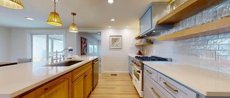 Fridge, microwave, dishwasher, coffee/tea maker