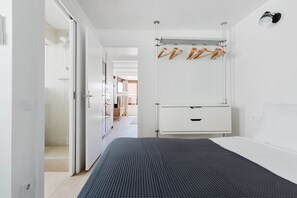 1 dormitorio, tabla de planchar con plancha, wifi y ropa de cama