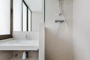 Secador de cabelo, toalhas de banho