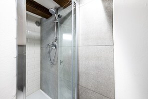 Regadera, secadora de cabello, bidet