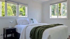 5 bedrooms, desk, iron/ironing board, free WiFi - 5-Bedroom Central Auckland Retreat (Auckland)